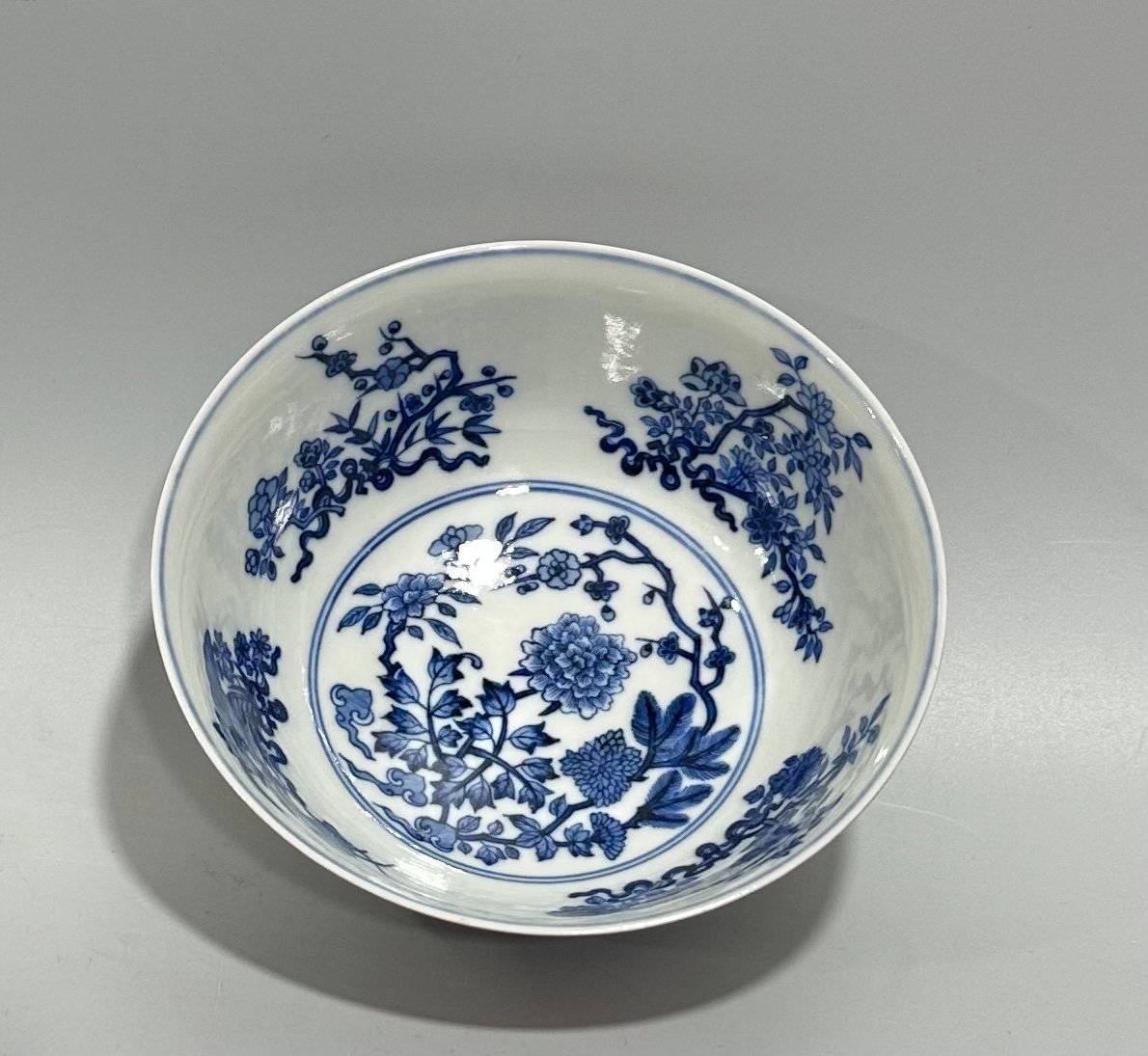 Qing Dynasty Daoguang Enamel rouge flower bowl with blue and white interior and floral pattern