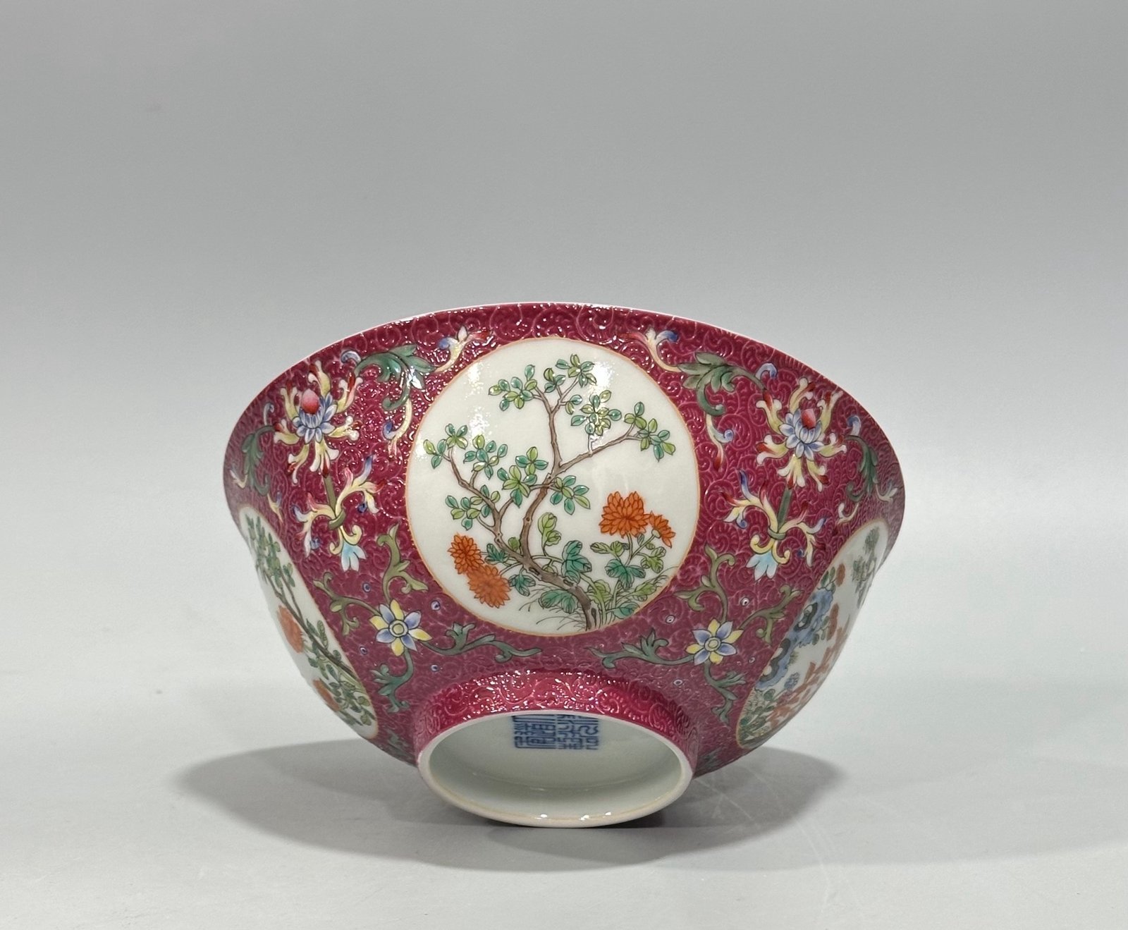 Qing Dynasty Daoguang Enamel rouge flower bowl with blue and white interior and floral pattern