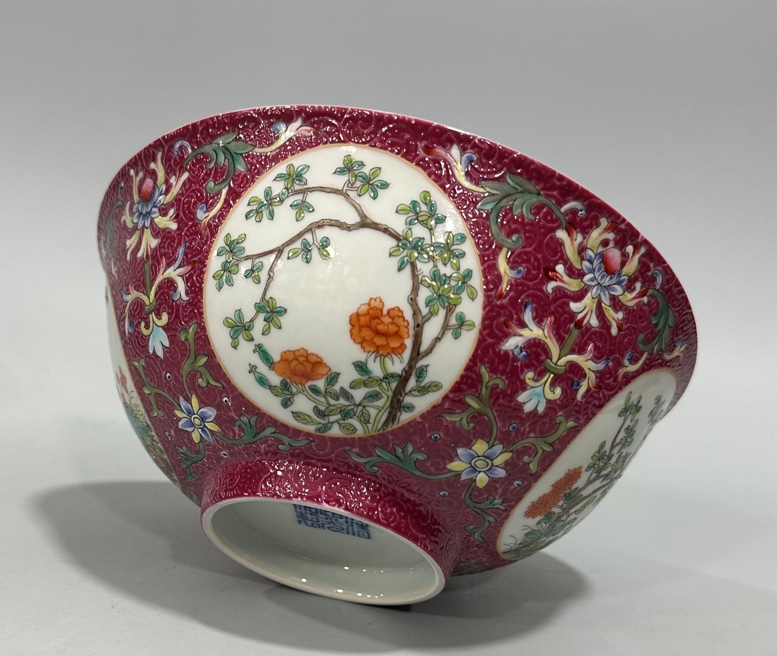 Qing Dynasty Daoguang Enamel rouge flower bowl with blue and white interior and floral pattern
