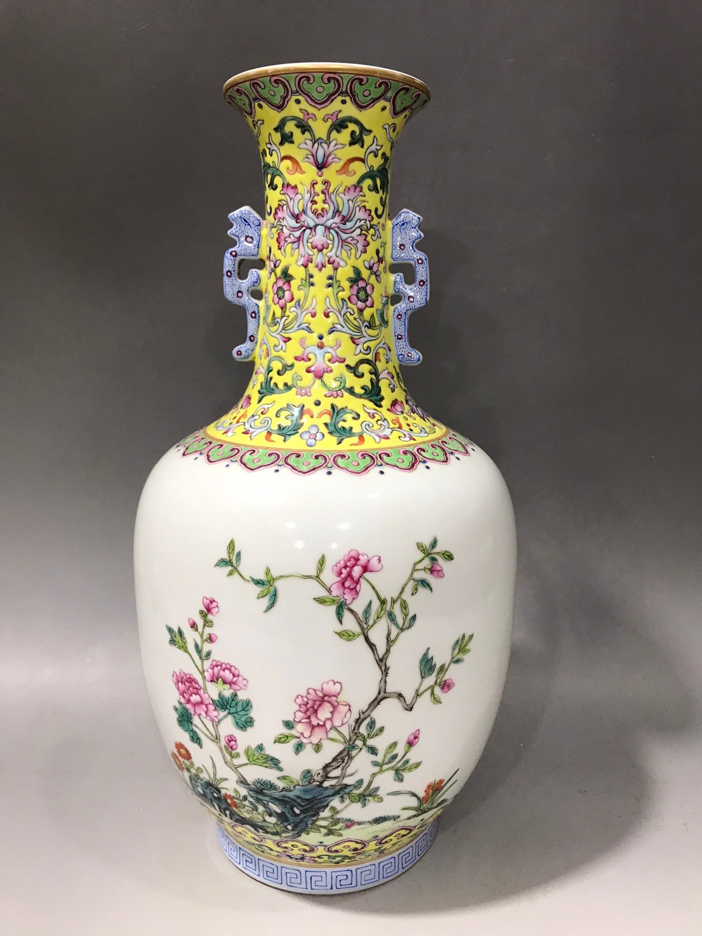 Qing Dynasty Daoguang pastel flower amphora