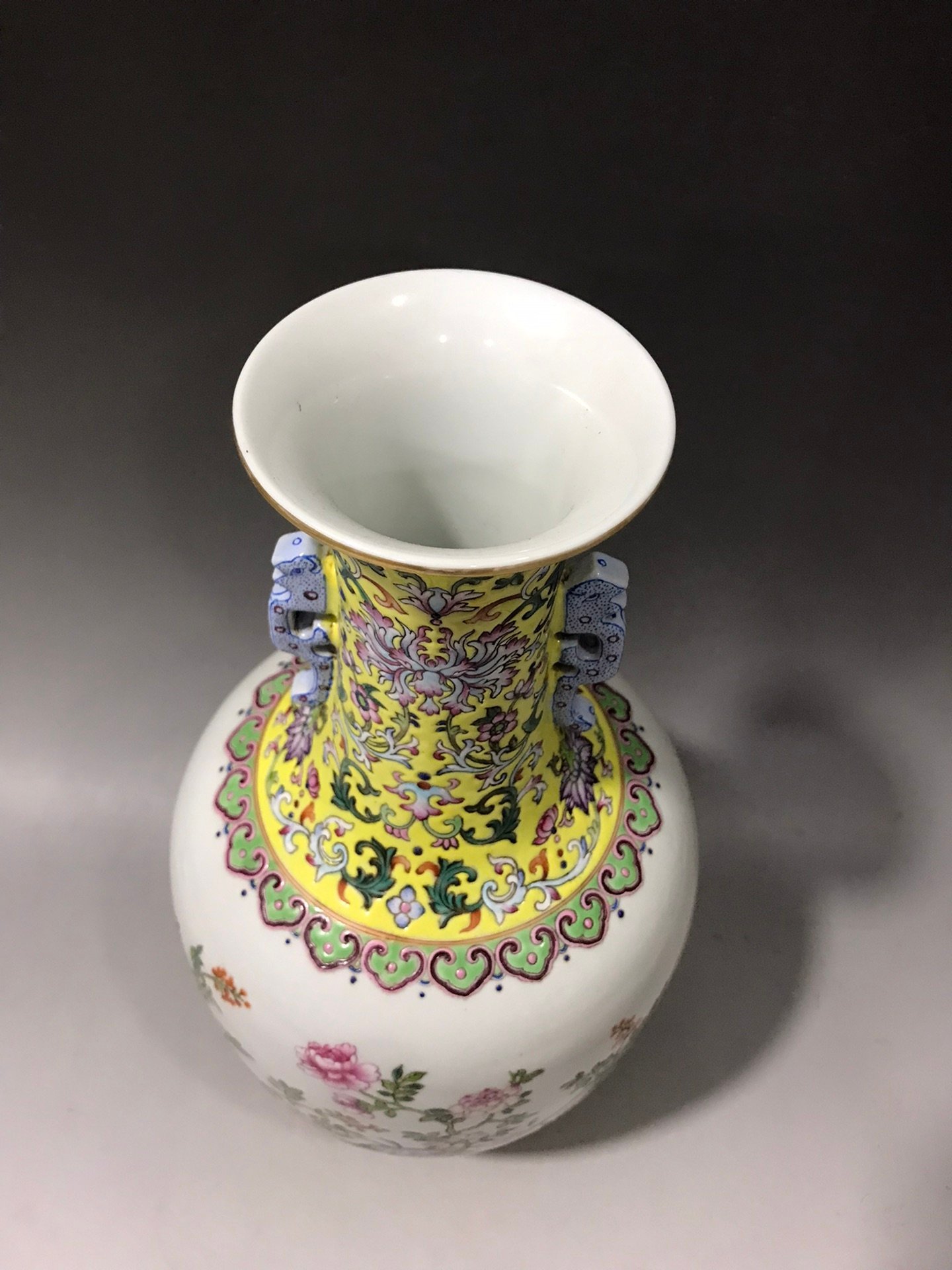 Qing Dynasty Daoguang pastel flower amphora