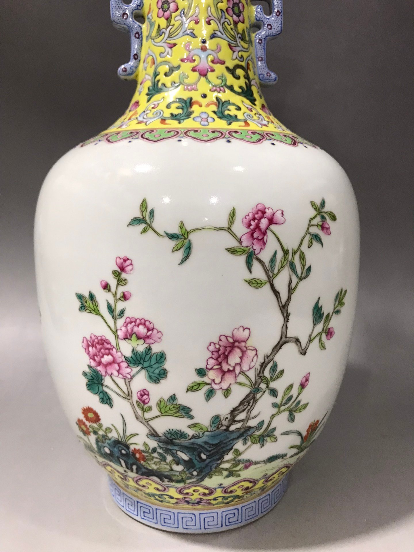 Qing Dynasty Daoguang pastel flower amphora