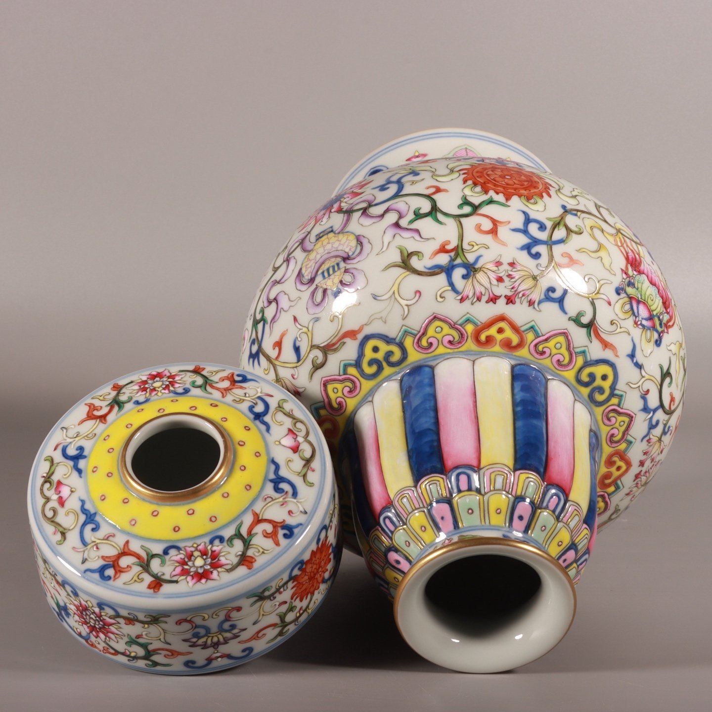 Qing Dynasty Qianlong Doucai lotus and eight-treasure pattern spray vase