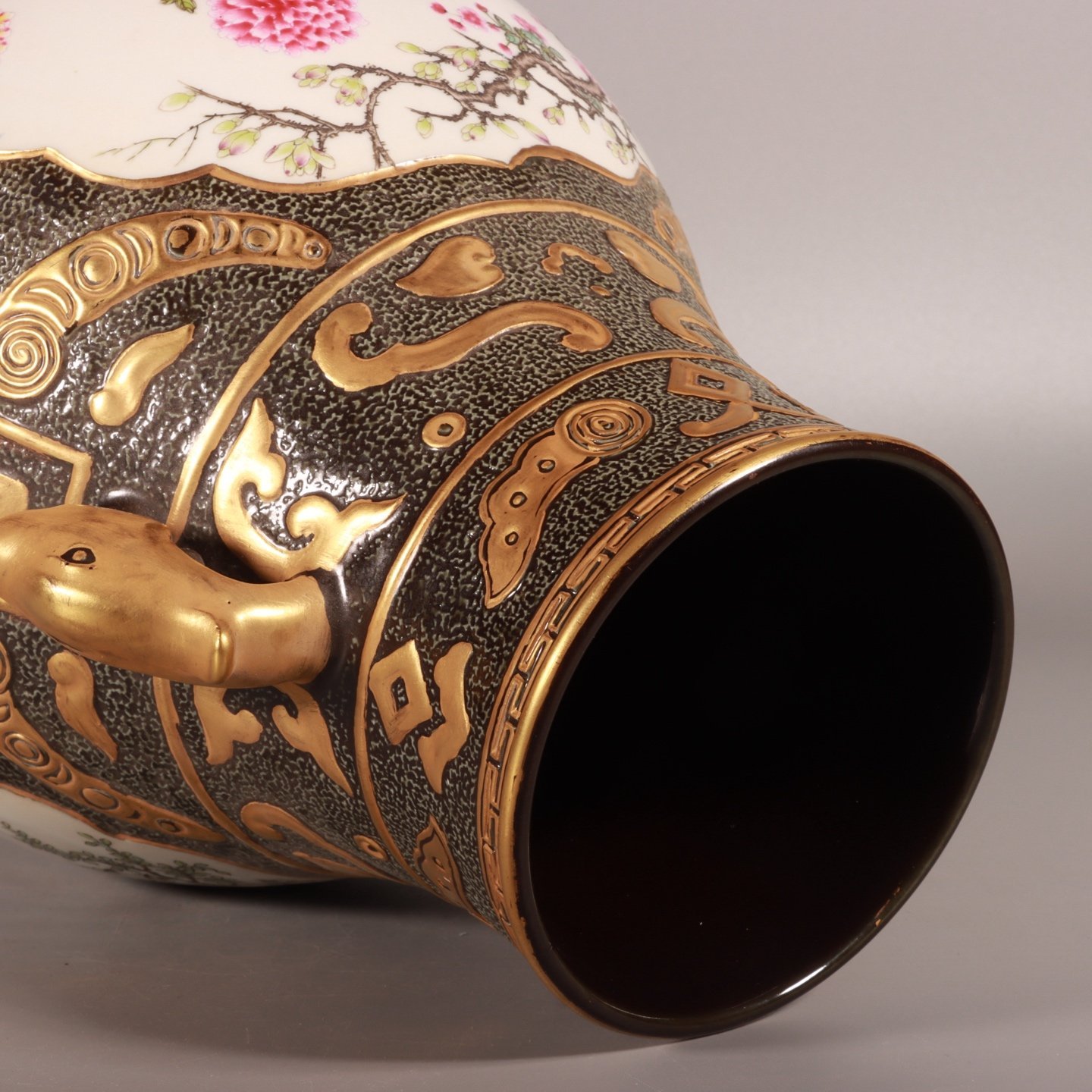 Qing Dynasty Qianlong enamel color black gold glaze gold-painted window flowers birds and deer ears