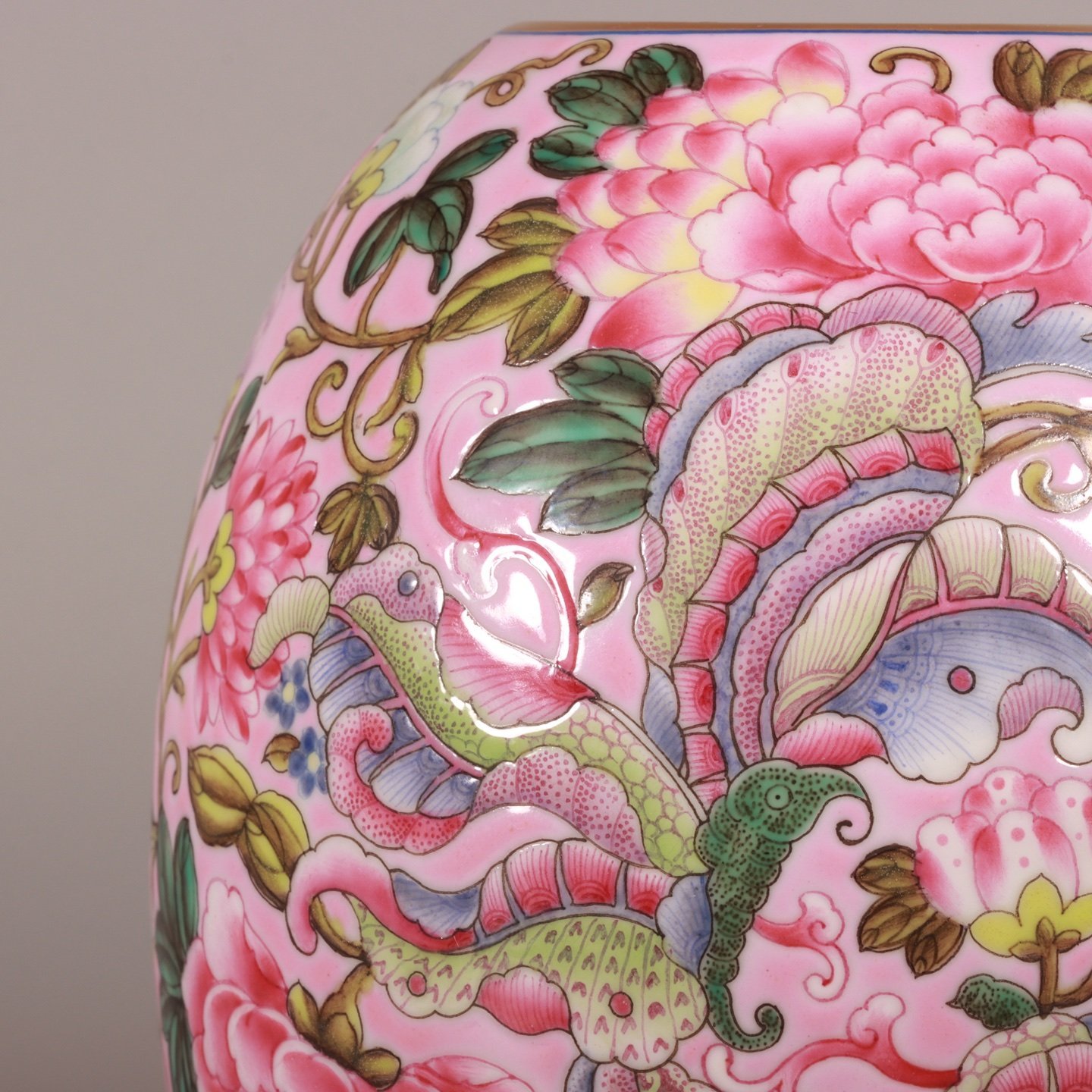 Qing Dynasty Qianlong enamel color powder ground lotus lotus dish washed.