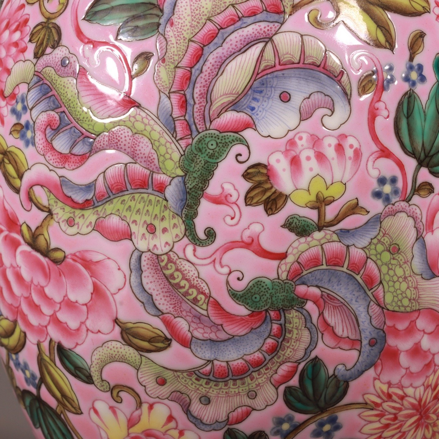 Qing Dynasty Qianlong enamel color powder ground lotus lotus dish washed.