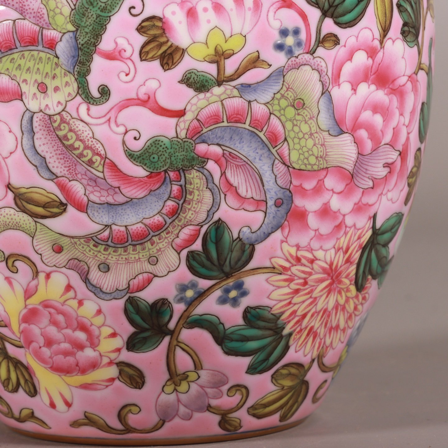Qing Dynasty Qianlong enamel color powder ground lotus lotus dish washed.