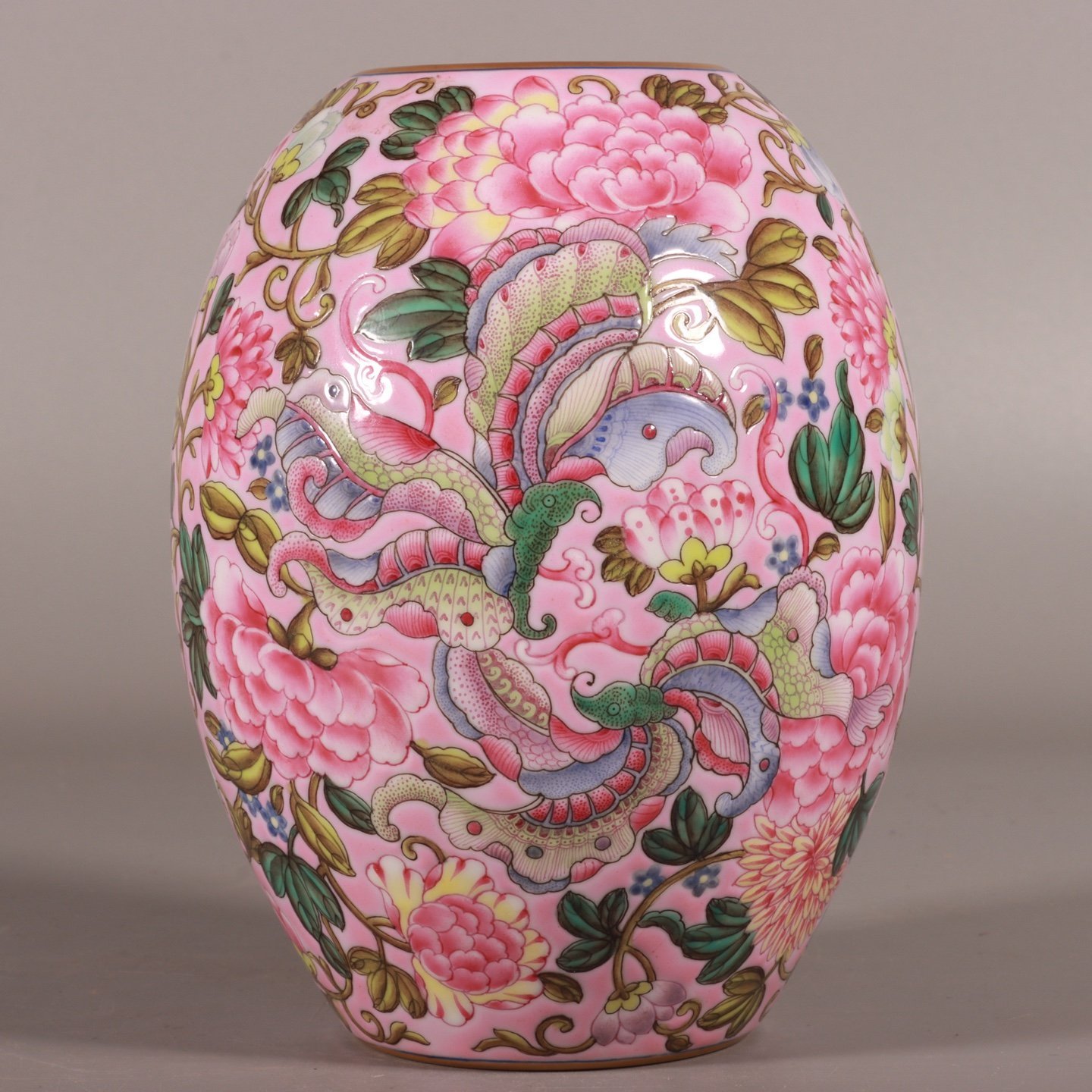 Qing Dynasty Qianlong enamel color powder ground lotus lotus dish washed.