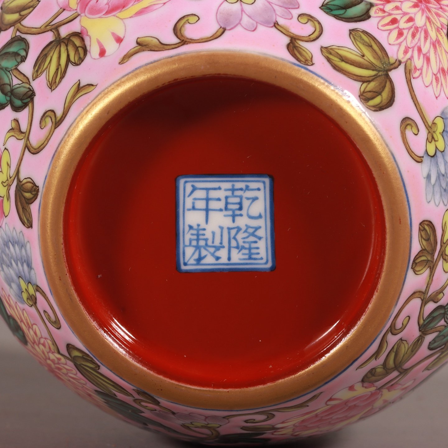 Qing Dynasty Qianlong enamel color powder ground lotus lotus dish washed.