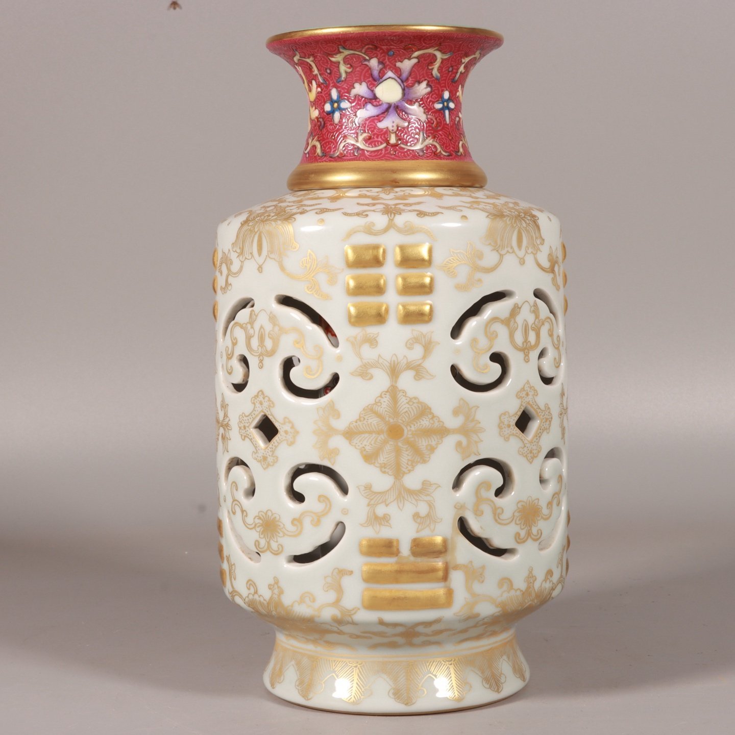 Qing Dynasty Qianlong enamel bean green glaze gold set vase