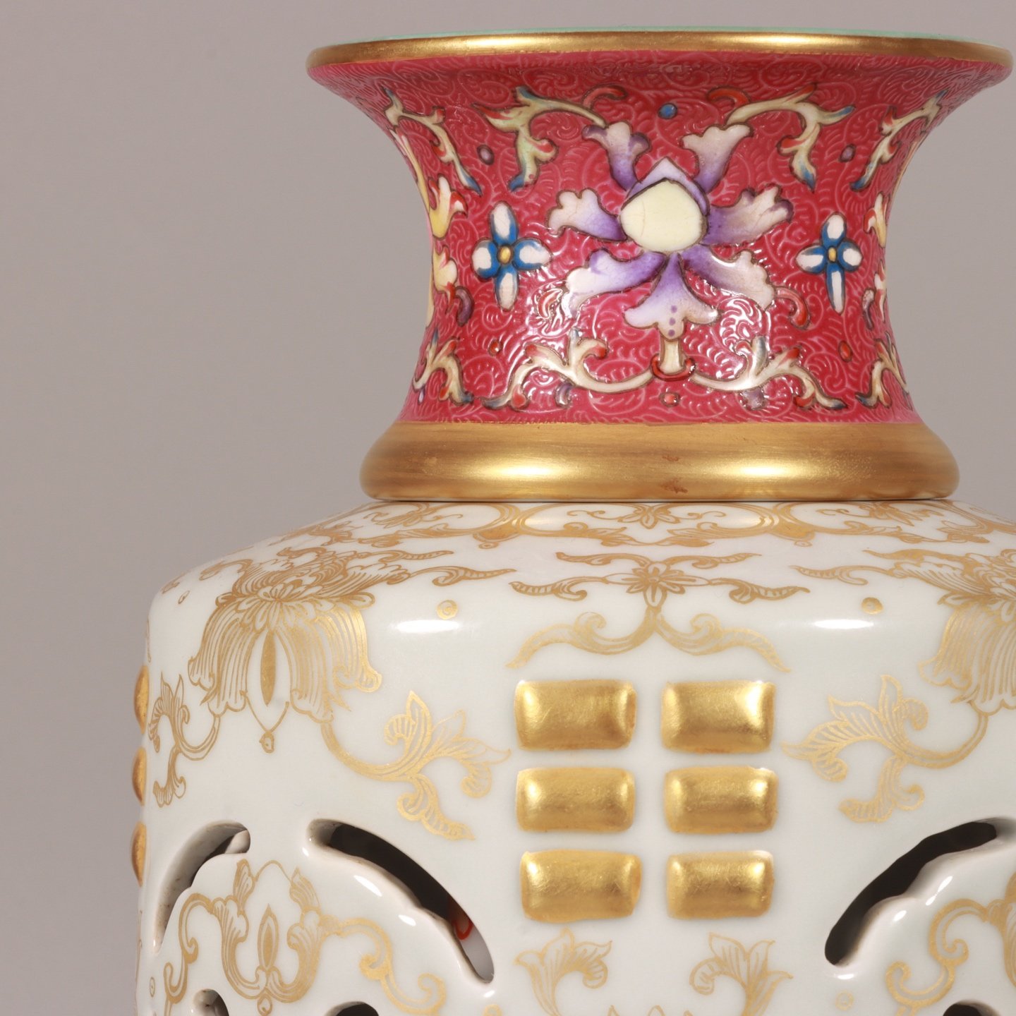 Qing Dynasty Qianlong enamel bean green glaze gold set vase
