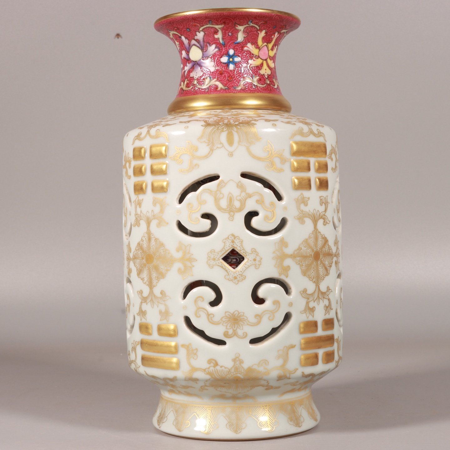 Qing Dynasty Qianlong enamel bean green glaze gold set vase