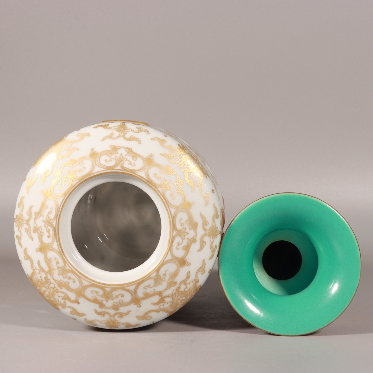 Qing Dynasty Qianlong enamel bean green glaze gold set vase