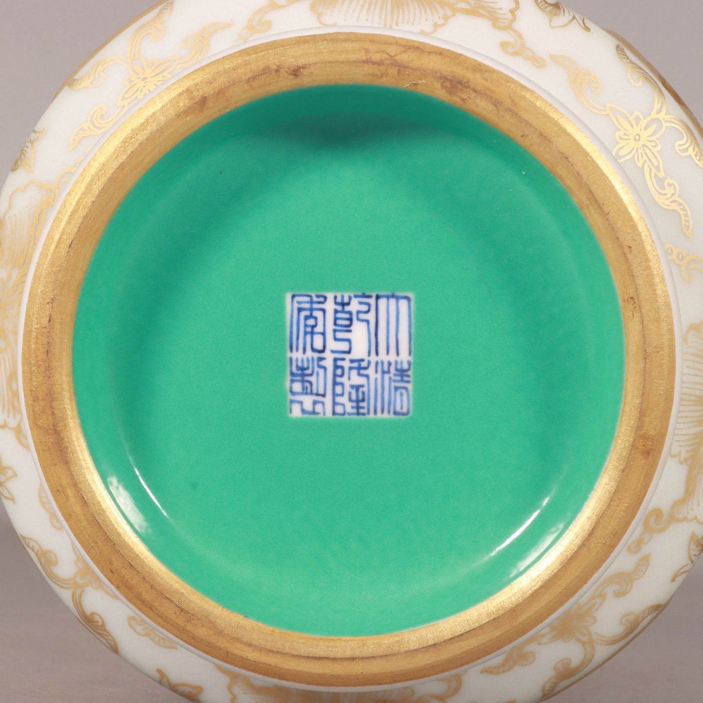 Qing Dynasty Qianlong enamel bean green glaze gold set vase