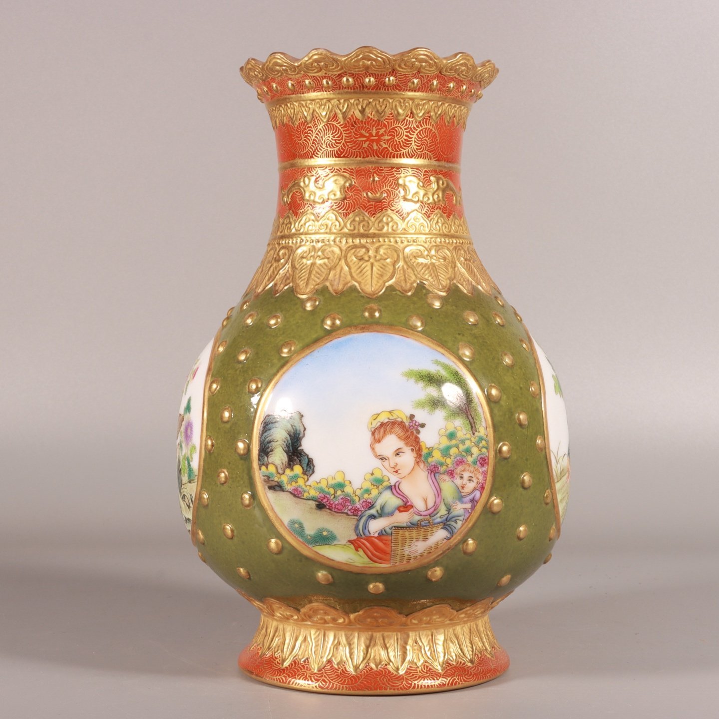 Qing Dynasty Qianlong enamel carving and gilt opening window with a Western figure inverted mouth bottle