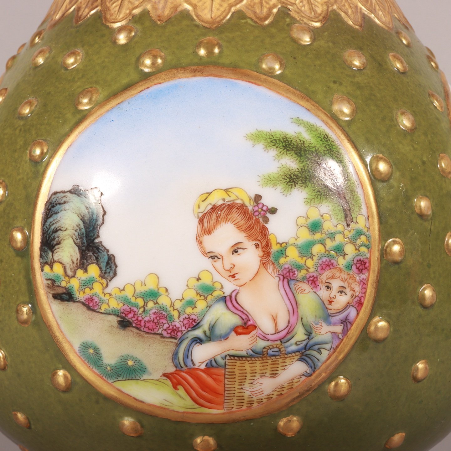Qing Dynasty Qianlong enamel carving and gilt opening window with a Western figure inverted mouth bottle