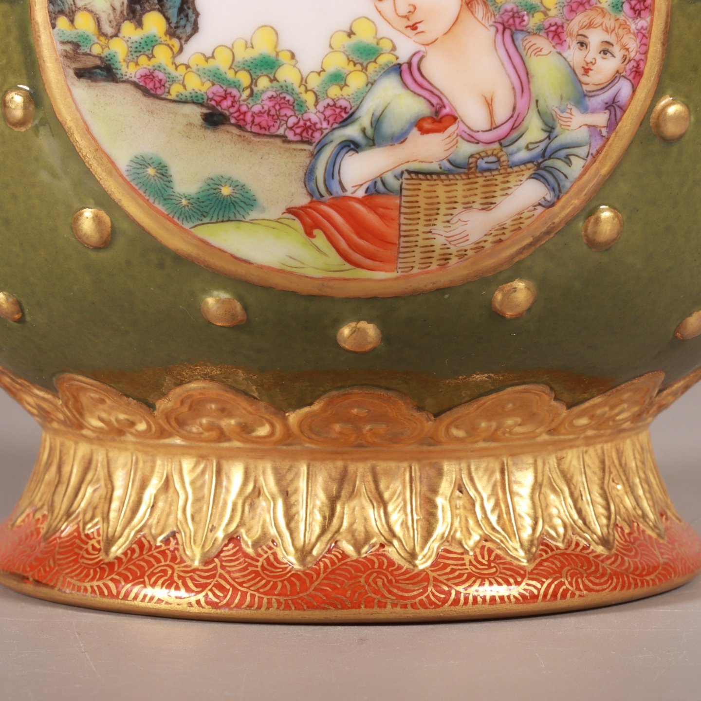 Qing Dynasty Qianlong enamel carving and gilt opening window with a Western figure inverted mouth bottle
