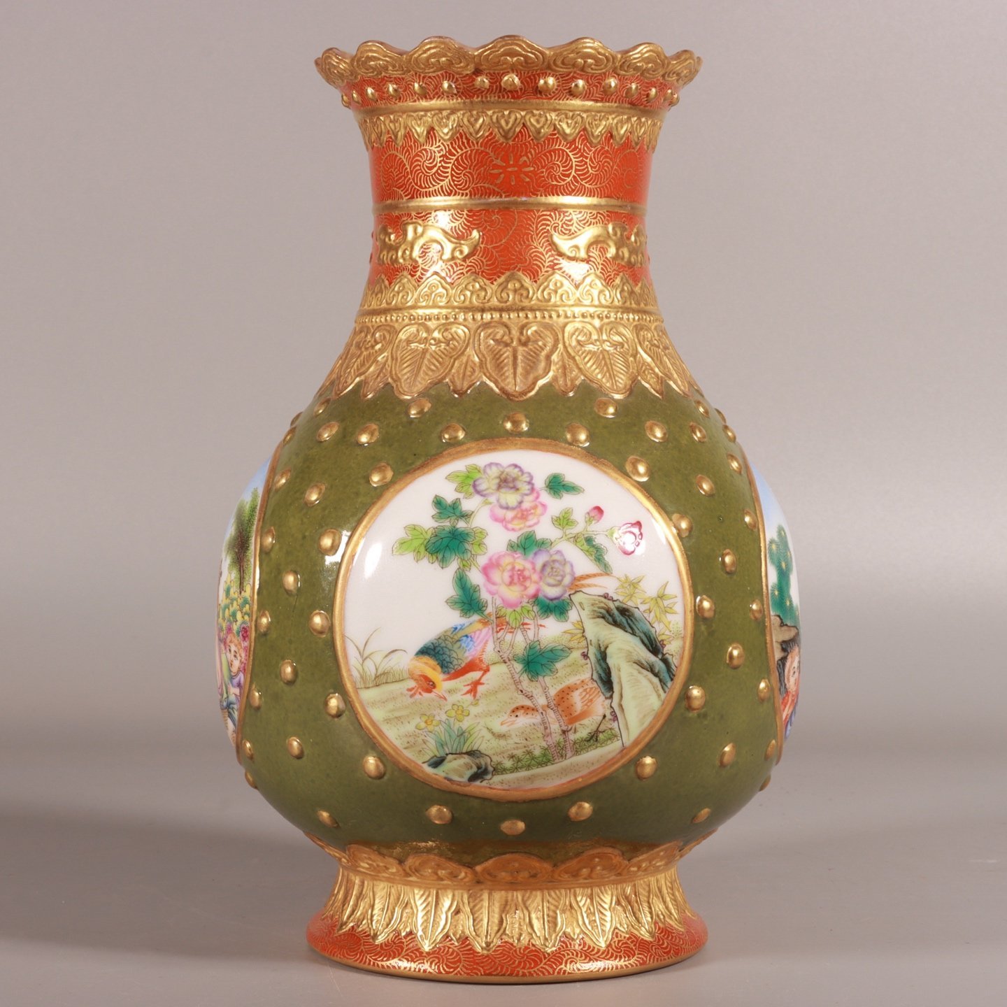 Qing Dynasty Qianlong enamel carving and gilt opening window with a Western figure inverted mouth bottle