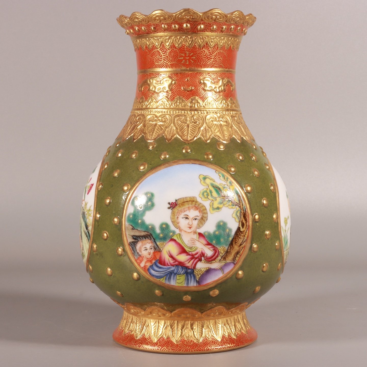 Qing Dynasty Qianlong enamel carving and gilt opening window with a Western figure inverted mouth bottle