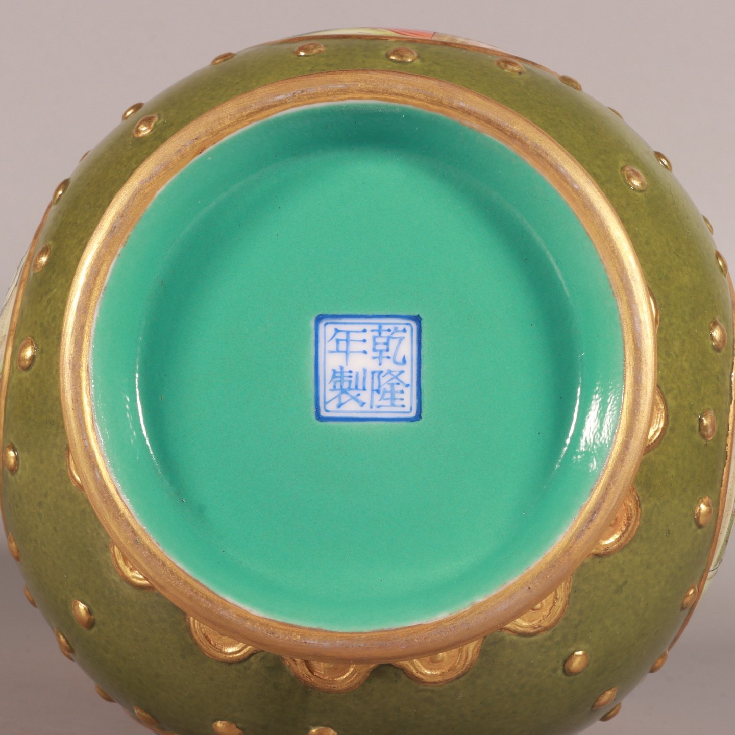 Qing Dynasty Qianlong enamel carving and gilt opening window with a Western figure inverted mouth bottle