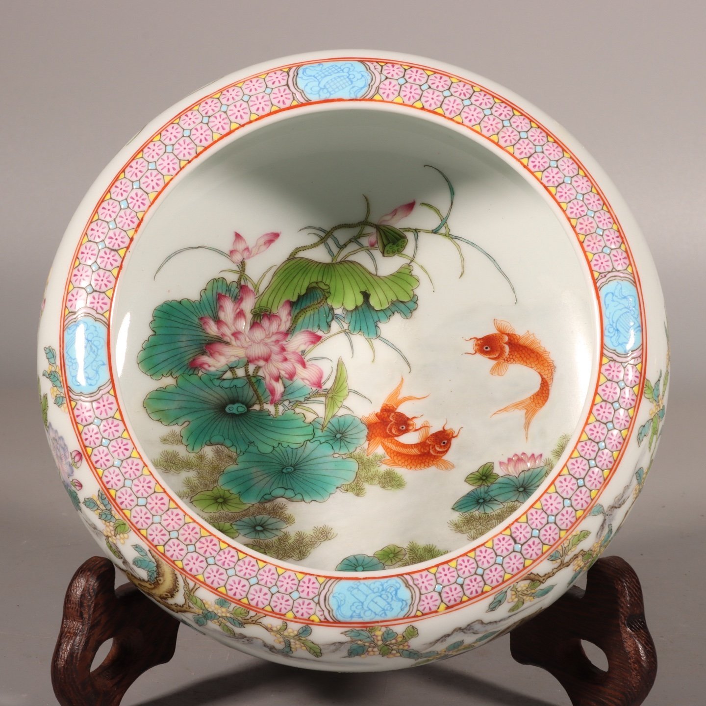 Qing Dynasty Yongzheng pastel painting with fish and algae patterns