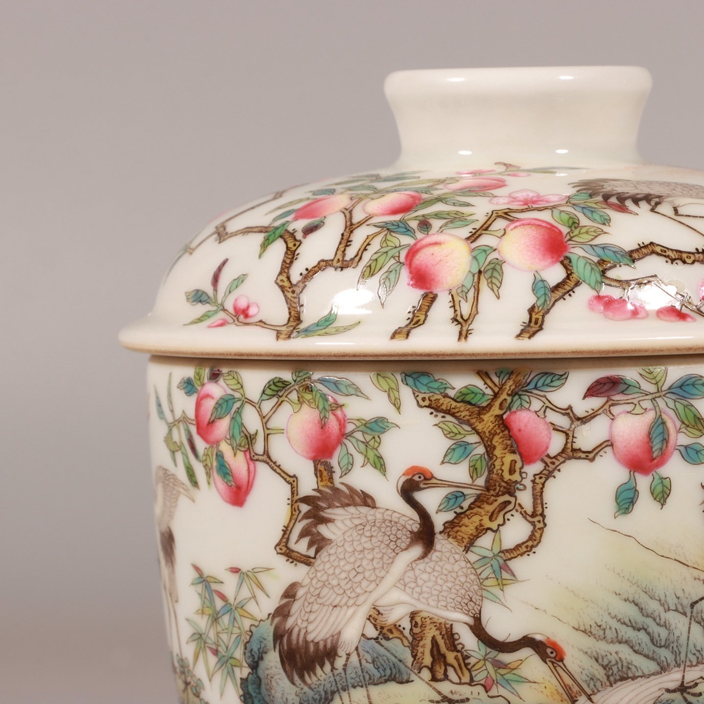 Qing Dynasty Yongzheng Pastel colored crane longevity and longevity covered jar