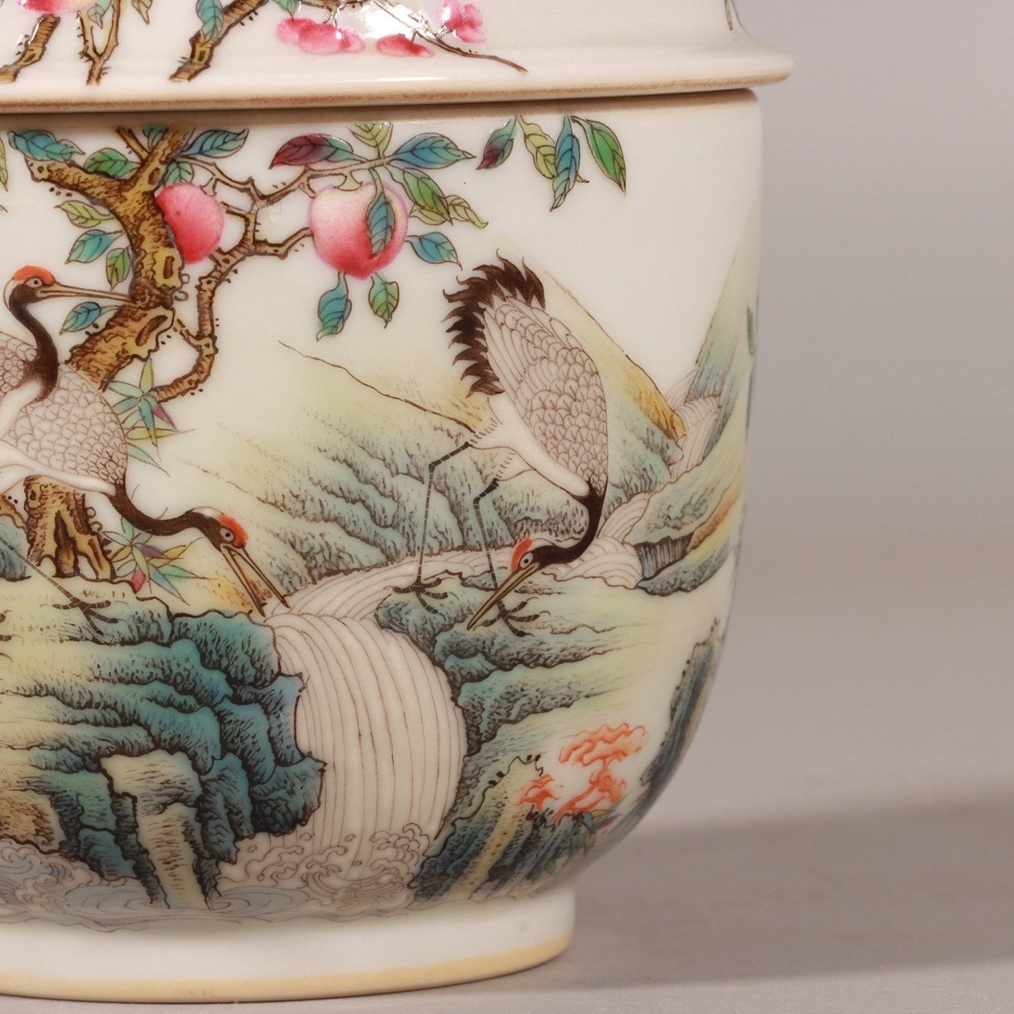 Qing Dynasty Yongzheng Pastel colored crane longevity and longevity covered jar