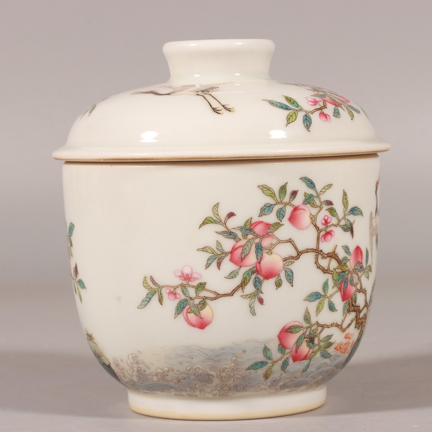 Qing Dynasty Yongzheng Pastel colored crane longevity and longevity covered jar