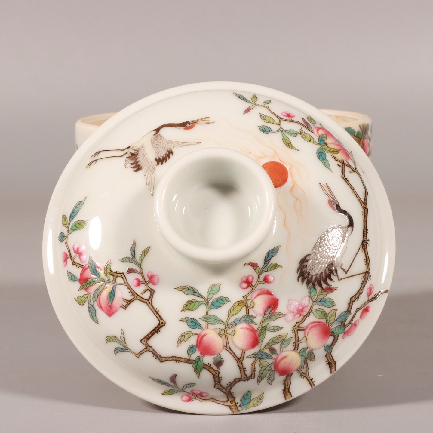 Qing Dynasty Yongzheng Pastel colored crane longevity and longevity covered jar