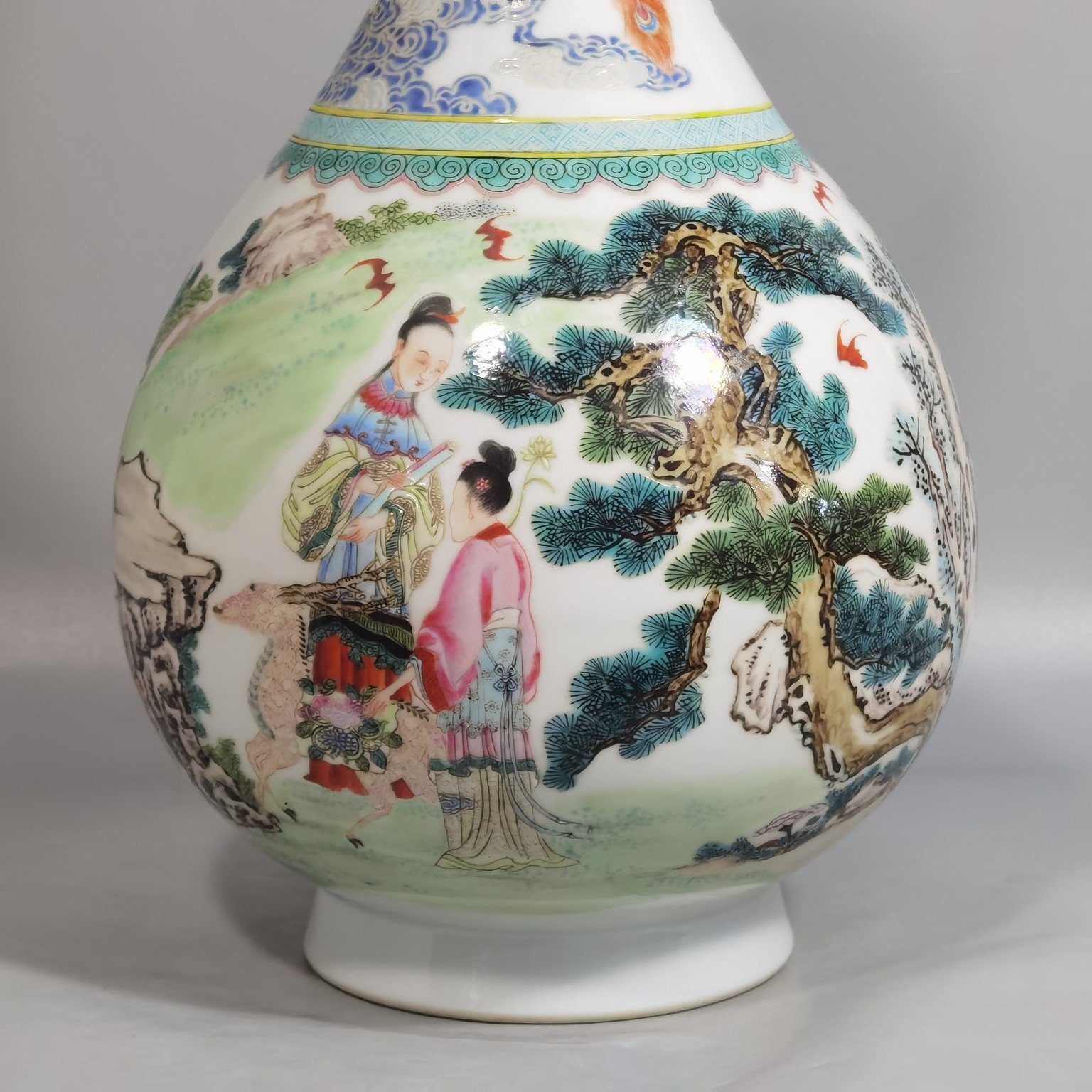 Qing Dynasty Yongzheng Pastel-colored garlic vase