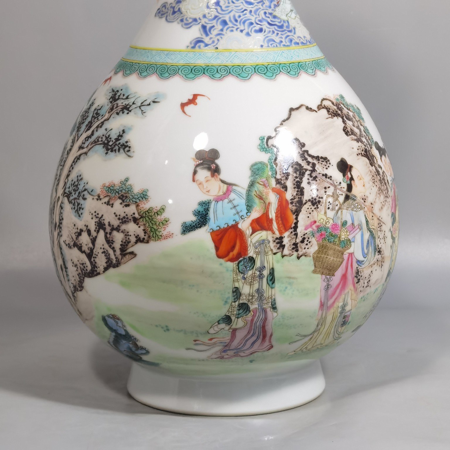 Qing Dynasty Yongzheng Pastel-colored garlic vase