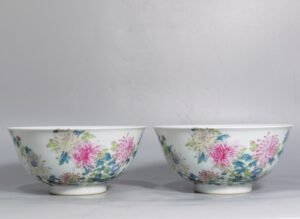 Qing Dynasty Yongzheng A pair of pastel chrysanthemum butterfly bowls
