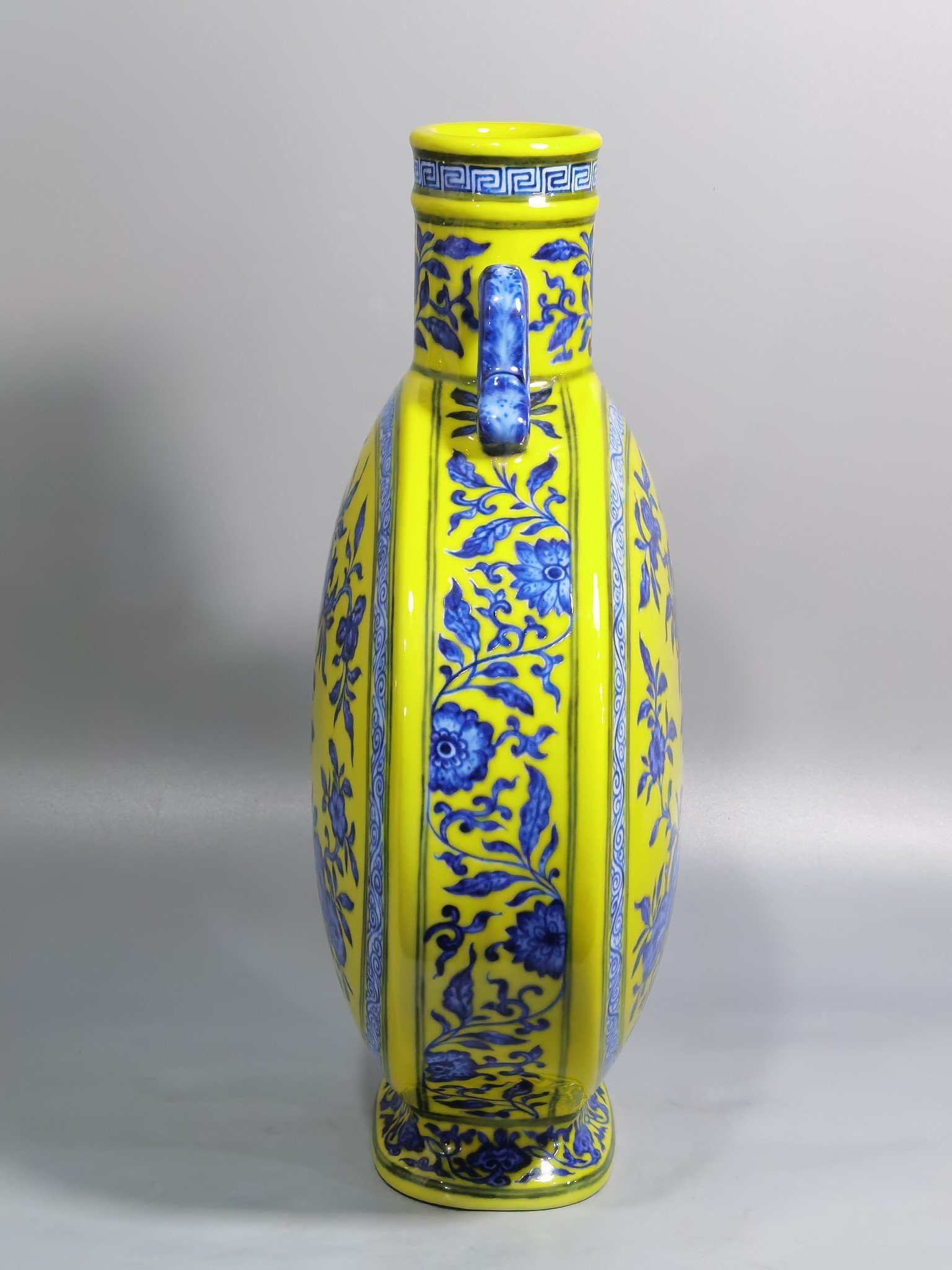 Qing Dynasty Yongzheng blue and white with yellow glaze flat bottle