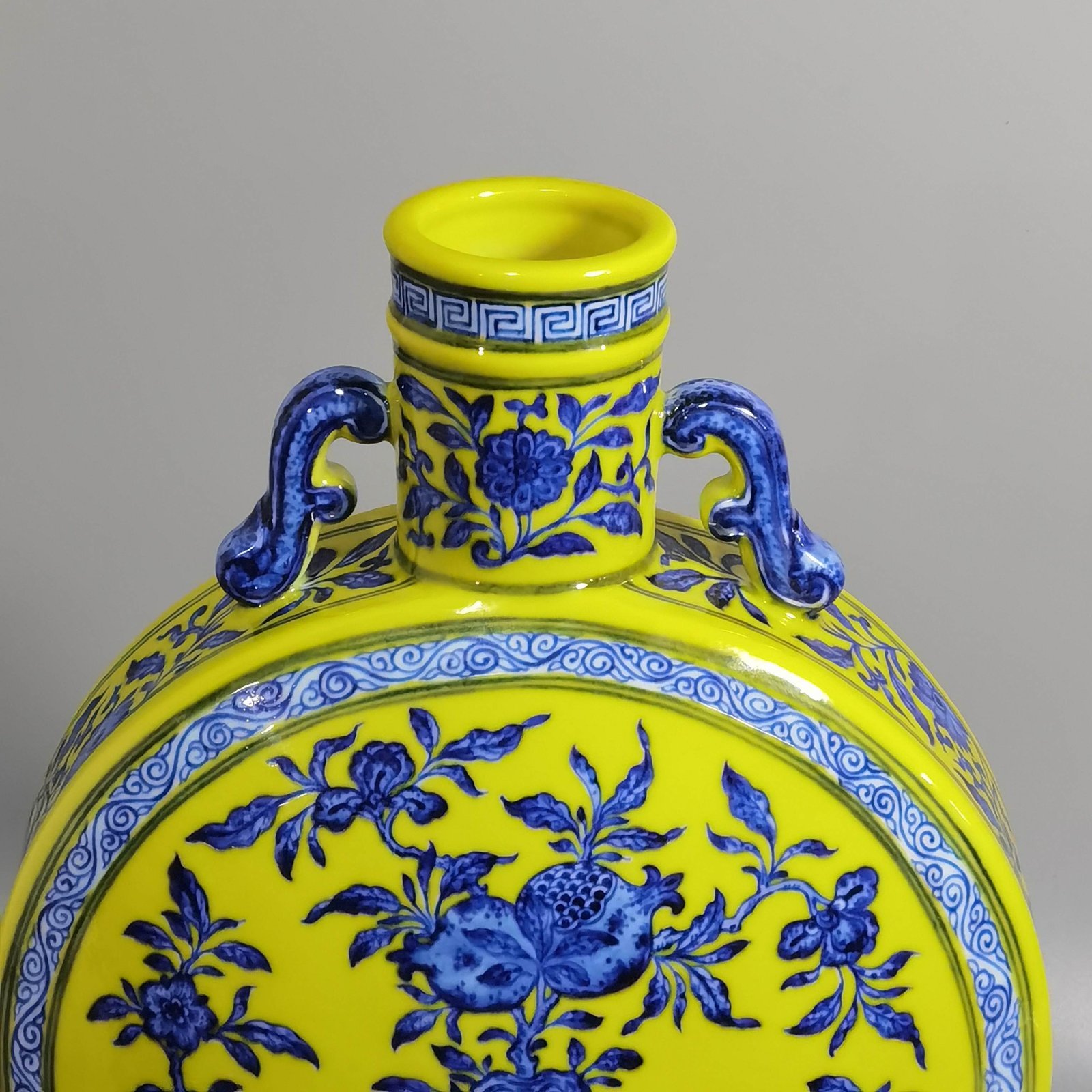 Qing Dynasty Yongzheng blue and white with yellow glaze flat bottle