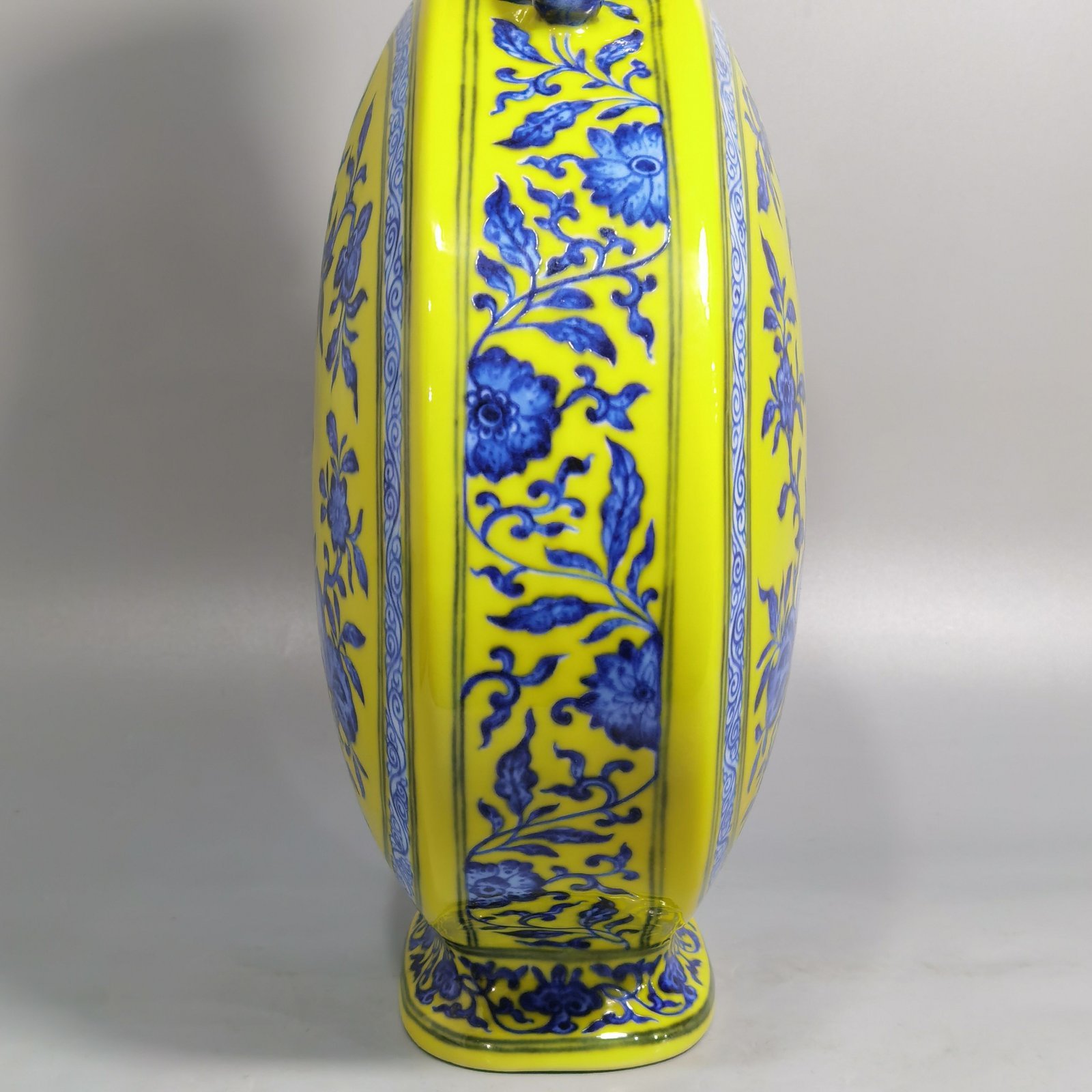 Qing Dynasty Yongzheng blue and white with yellow glaze flat bottle
