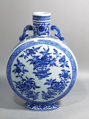 Qing Dynasty Yongzheng blue and white folded branches flowers and fruits flat vase