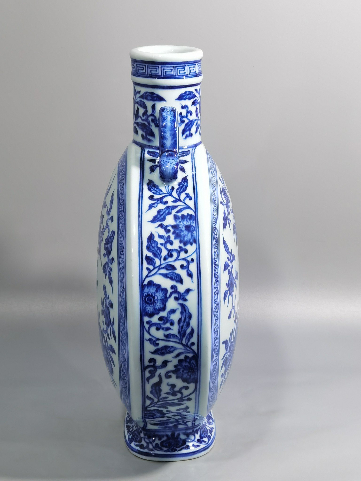 Qing Dynasty Yongzheng blue and white folded branches flowers and fruits flat vase