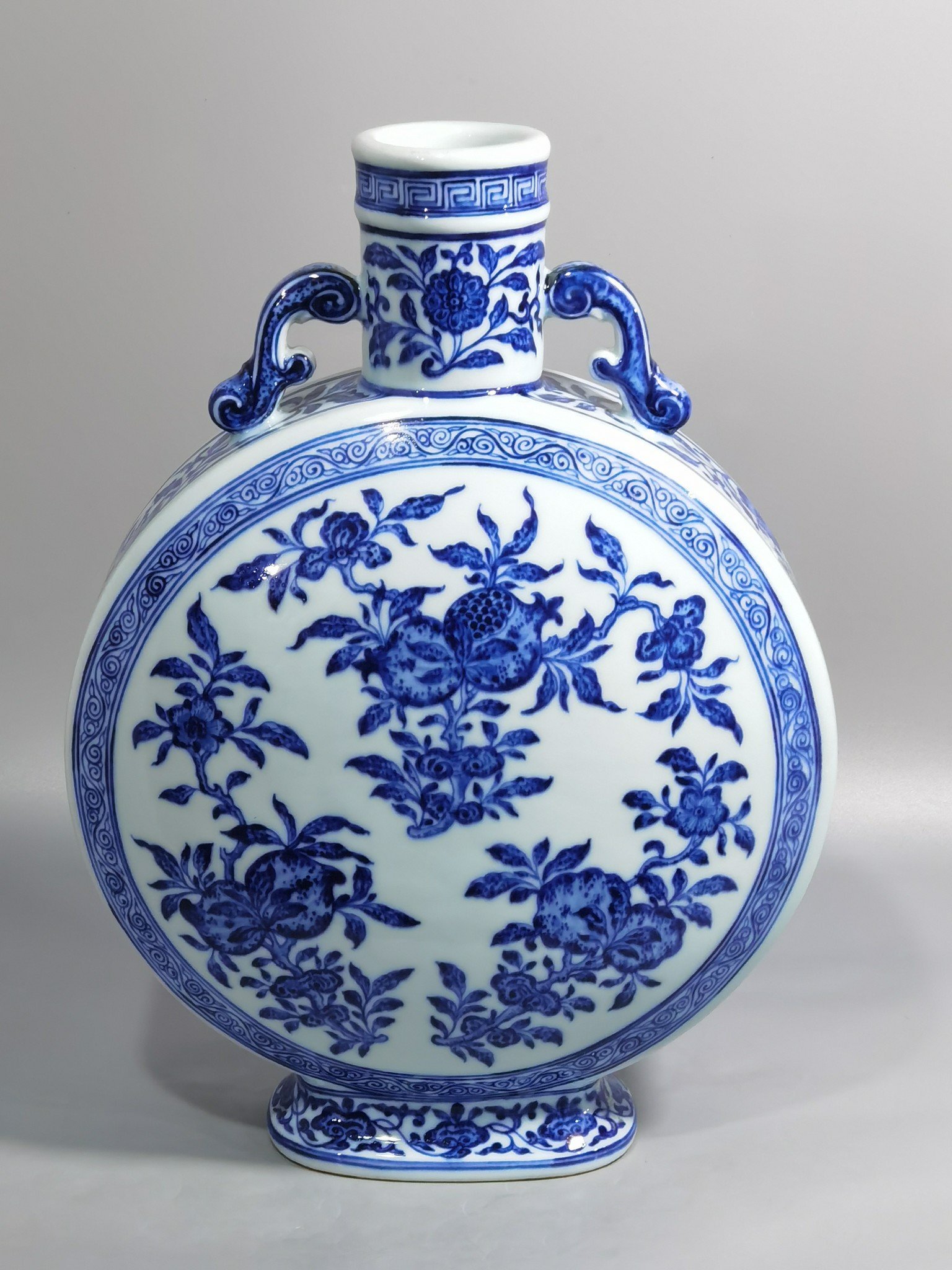 Qing Dynasty Yongzheng blue and white folded branches flowers and fruits flat vase
