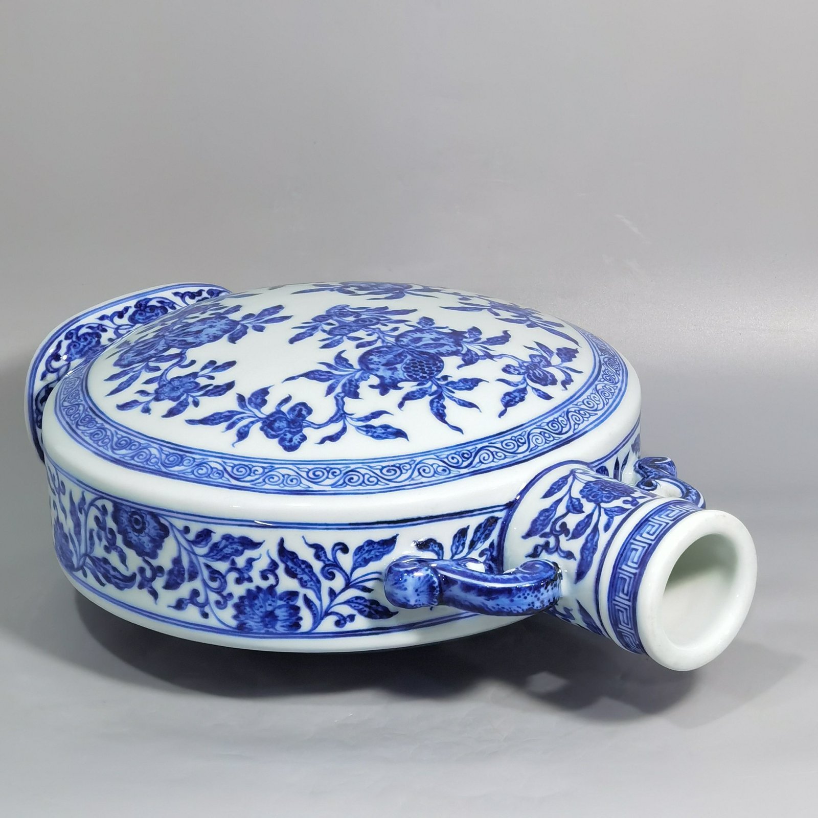 Qing Dynasty Yongzheng blue and white folded branches flowers and fruits flat vase