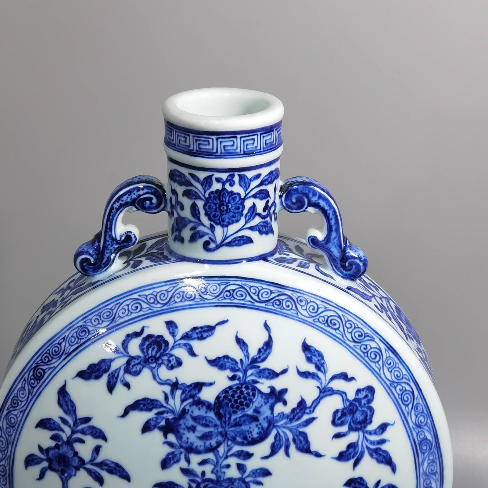 Qing Dynasty Yongzheng blue and white folded branches flowers and fruits flat vase
