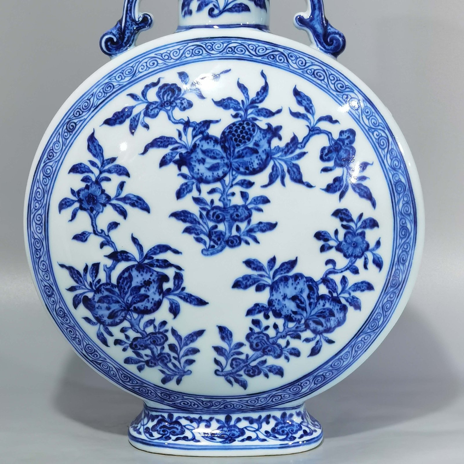 Qing Dynasty Yongzheng blue and white folded branches flowers and fruits flat vase
