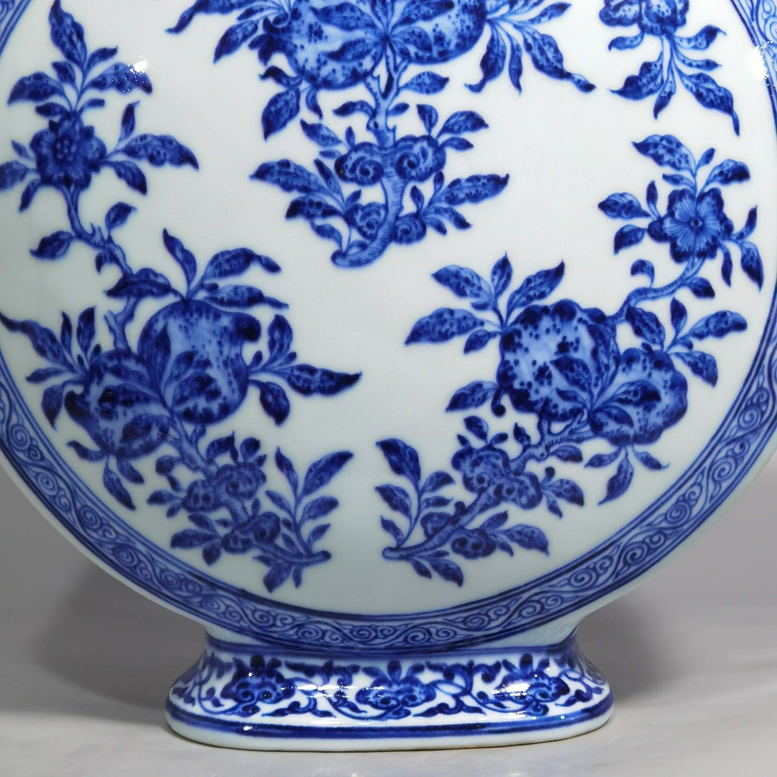 Qing Dynasty Yongzheng blue and white folded branches flowers and fruits flat vase