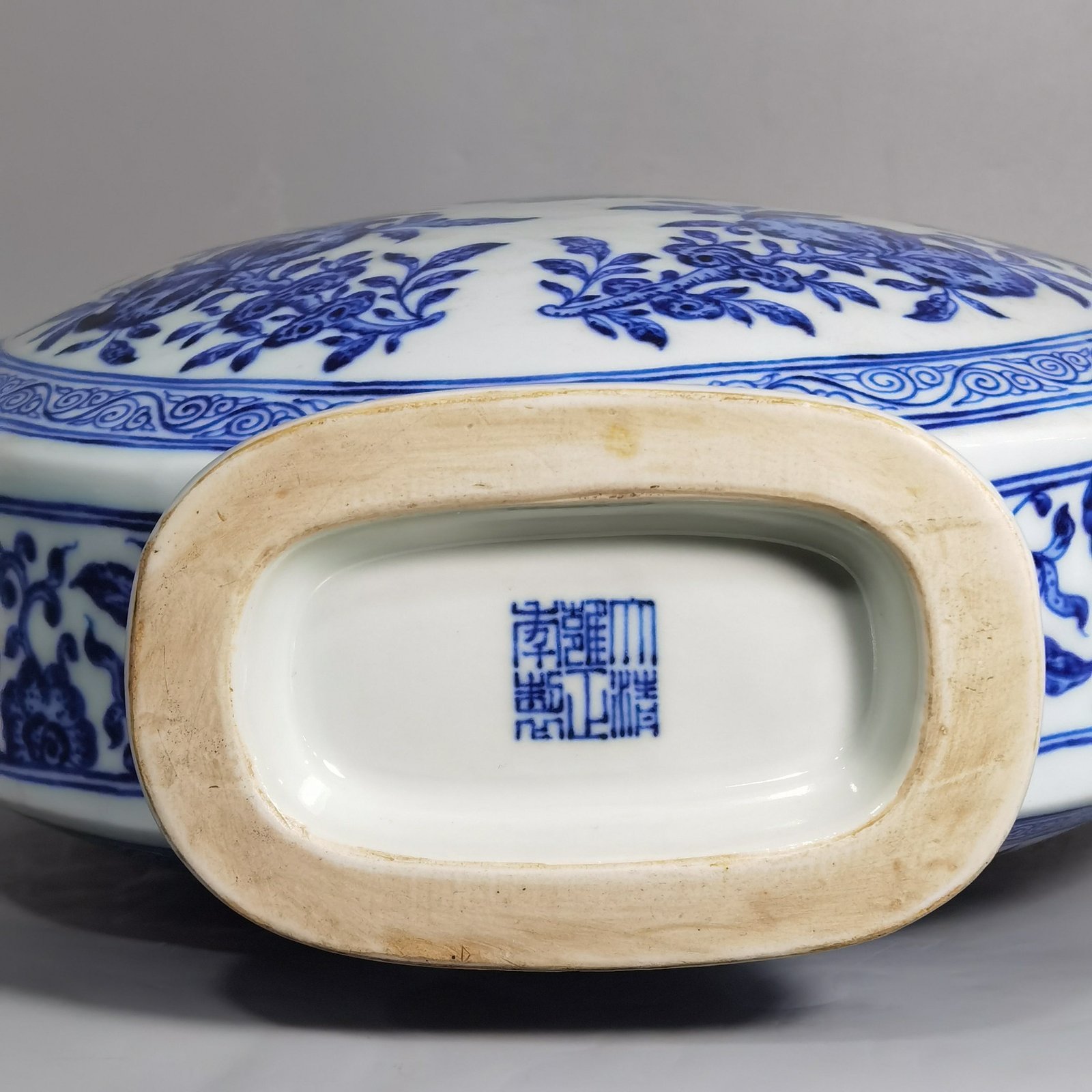 Qing Dynasty Yongzheng blue and white folded branches flowers and fruits flat vase