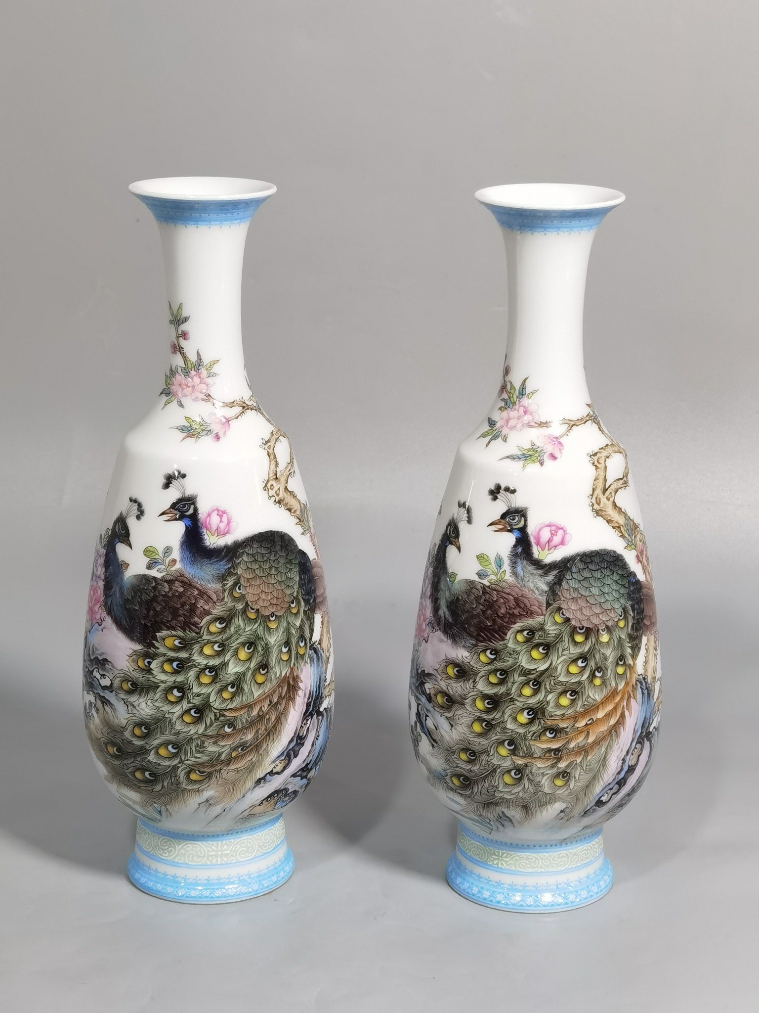 Qing Dynasty Yongzheng enamel peacock peony and flower vase with green upper and lower edges