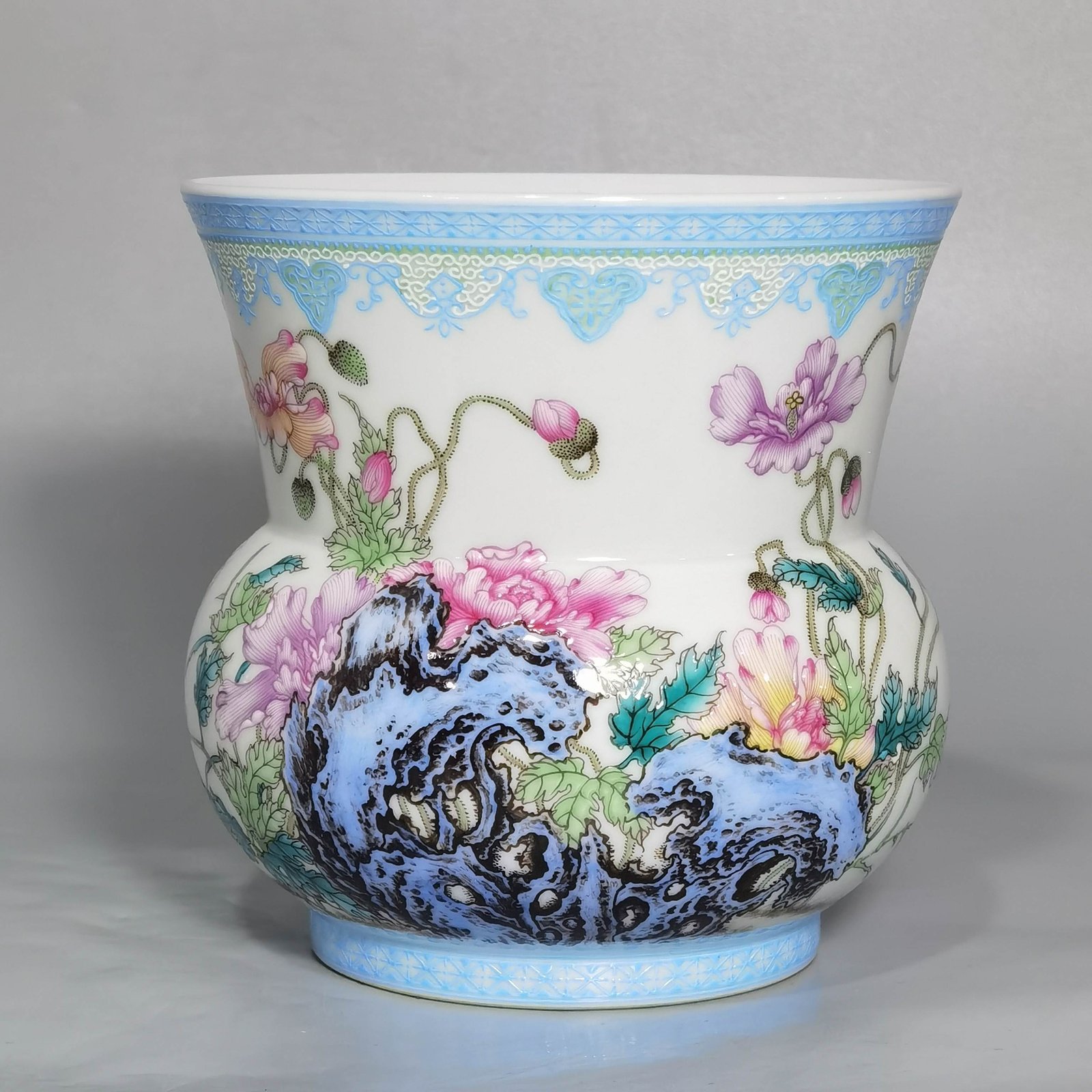 Qing Dynasty Yongzheng enamel poppy scum bucket with upper and lower green edges
