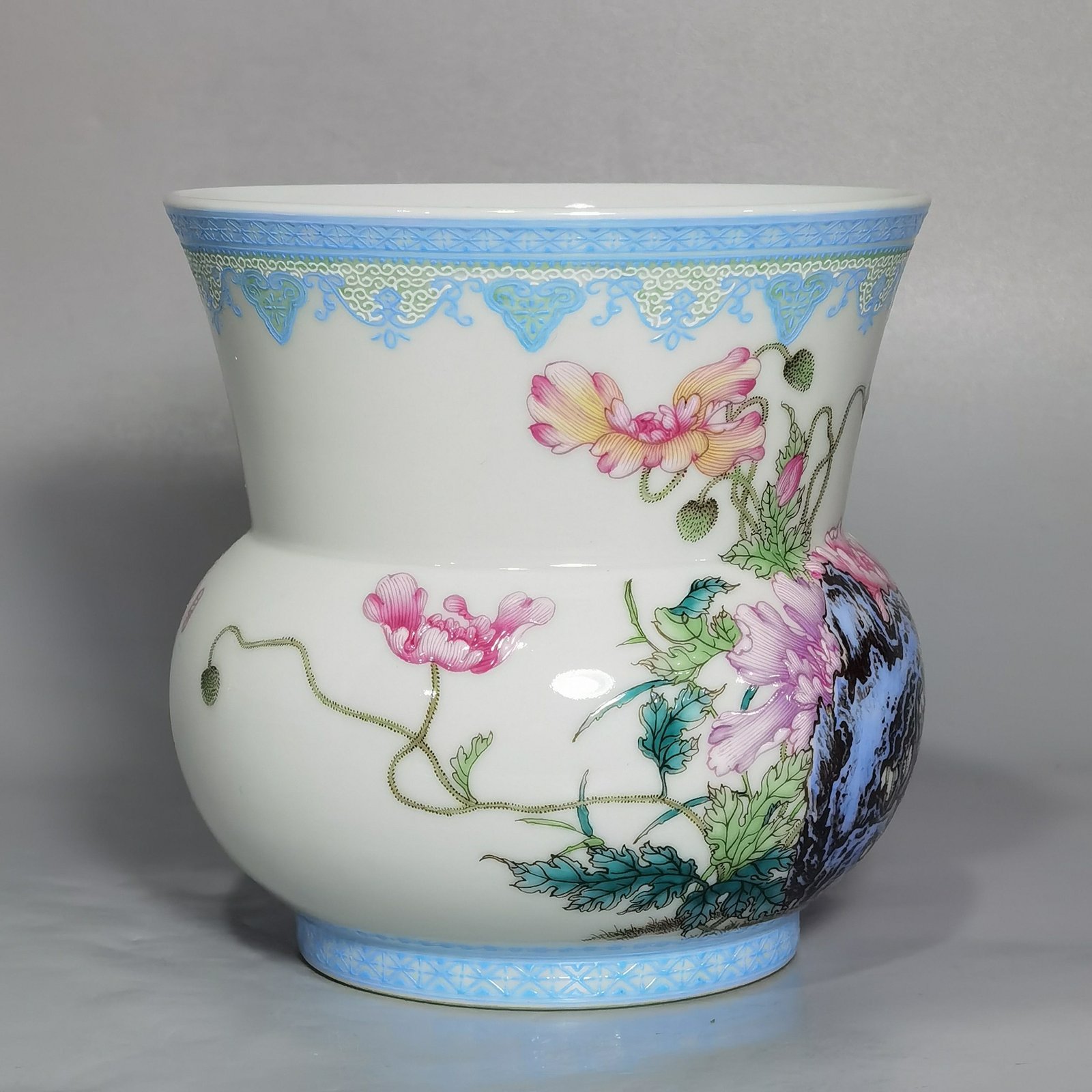 Qing Dynasty Yongzheng enamel poppy scum bucket with upper and lower green edges