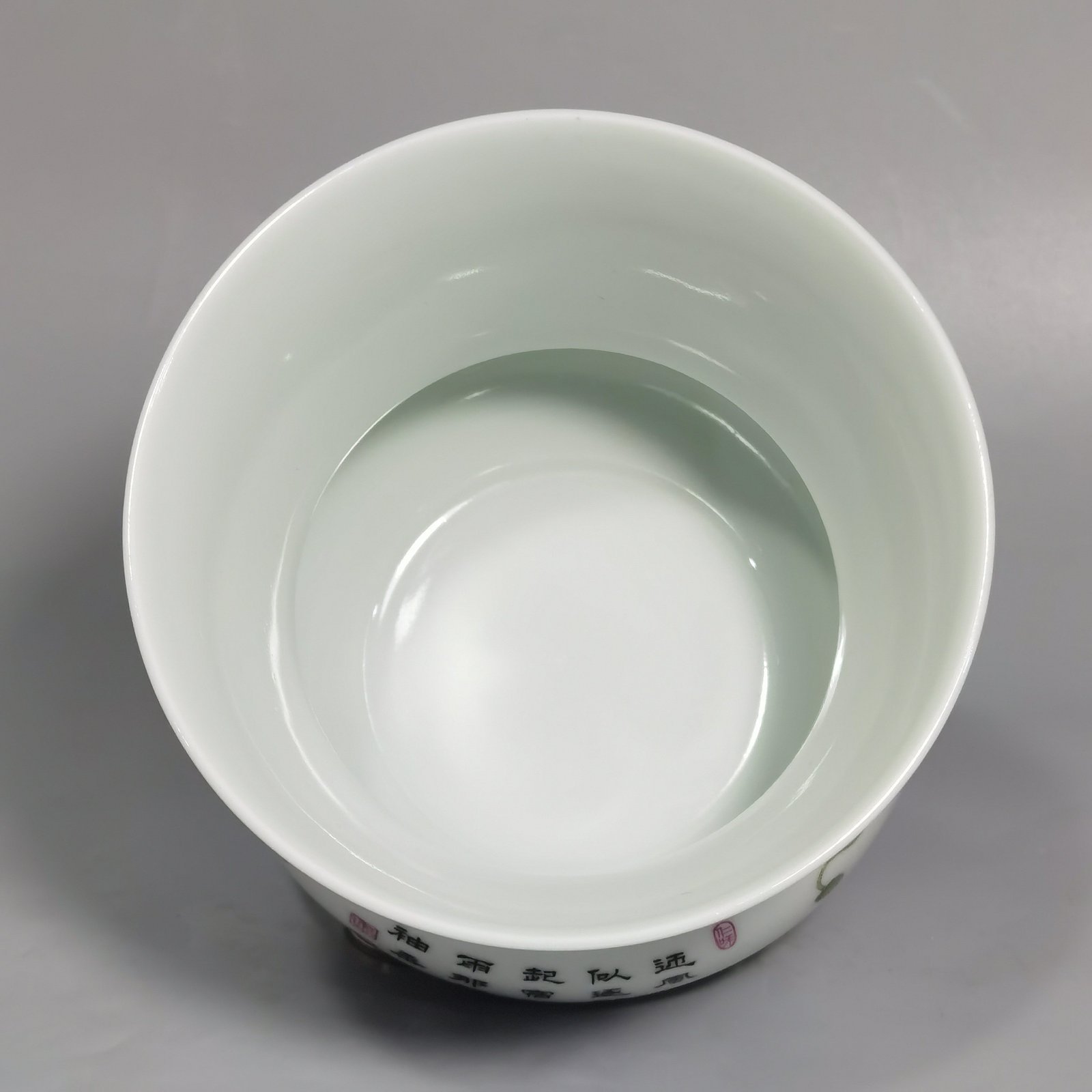 Qing Dynasty Yongzheng enamel poppy scum bucket with upper and lower green edges