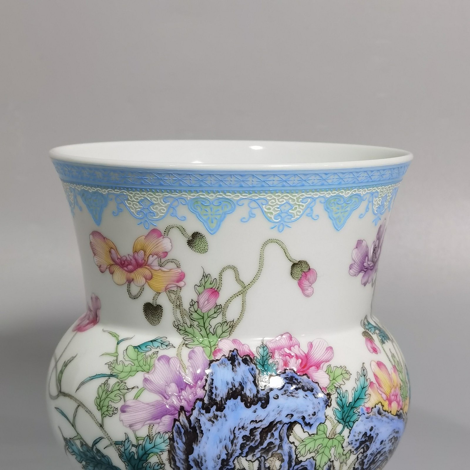 Qing Dynasty Yongzheng enamel poppy scum bucket with upper and lower green edges