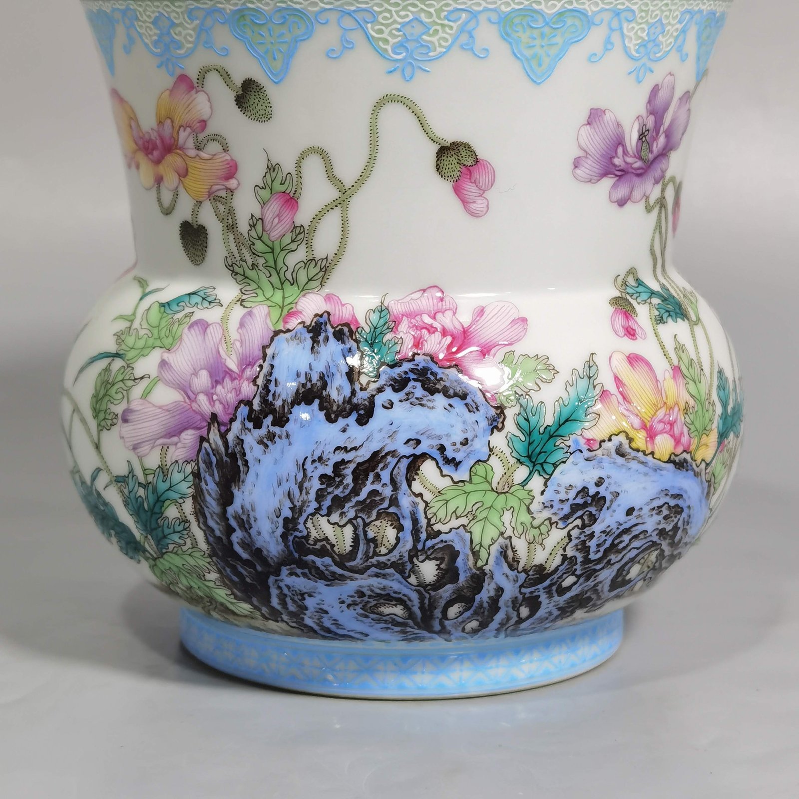 Qing Dynasty Yongzheng enamel poppy scum bucket with upper and lower green edges