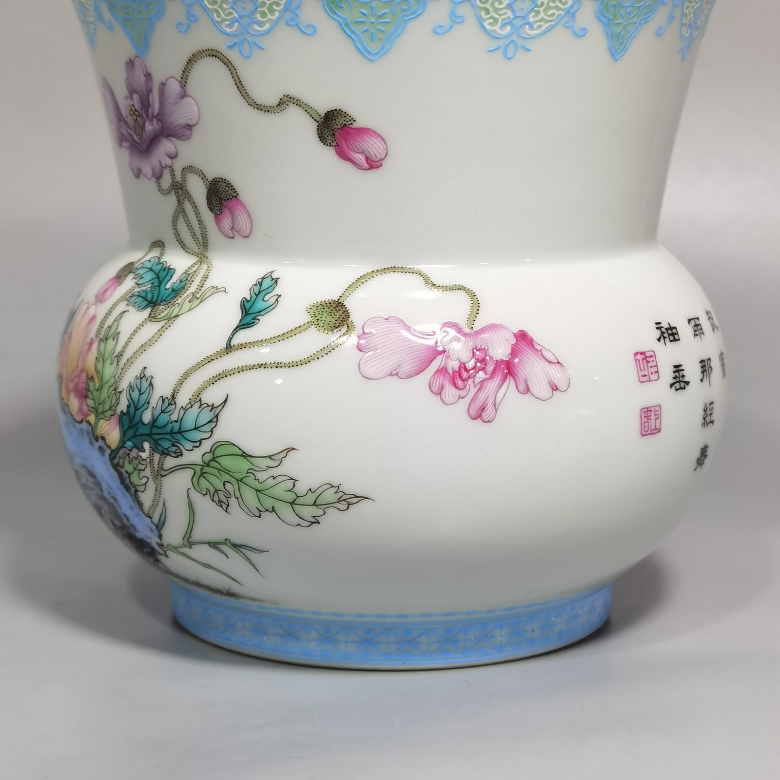 Qing Dynasty Yongzheng enamel poppy scum bucket with upper and lower green edges